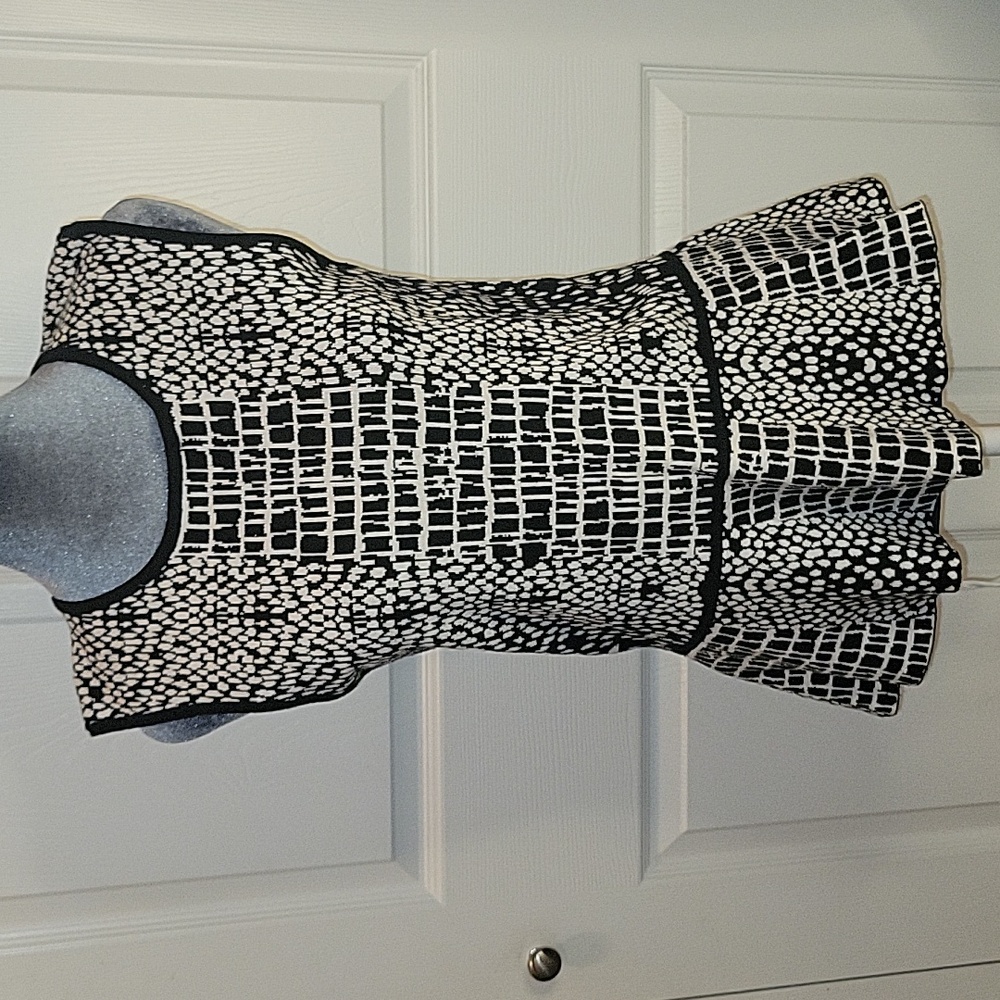 Liquid by Sioni Black & White Peplum Zip Back Sweater Top